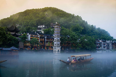 【湖南】長(zhǎng)沙、韶山、張家界、天門山、黃龍洞、德夯苗寨、鳳凰雙臥六日游